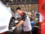 Libur Usai, Ban Harus Siap: Ini 5 Tips Cek Ban Setelah Mudik Lebaran Seorang teknisi edang melakukan pengecekan ban setelah Mudik Lebaran- sumber foto Istimewa