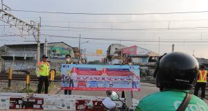 KAI Commuter Ingatkan Tentang Disiplin di Perlintasan Sebidang: Demi Keselamatan Semua Pihak KAI Commuter Ingatkan Tentang Disiplin di Perlintasan Sebidang: Demi Keselamatan Semua Pihak