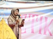 Kartini Fest di SMAN 70: Saatnya Anak Muda Bangga Sama Budaya Indonesia! Wakil Kepala Sekolah Bidang Kesiswaan dan Kehumasan, Desi Purnama Kurniawati, S.Pd.,MM Memberikan Sambutan dalam Acara CAKRAPETIK 2025