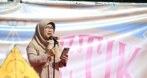 Wakil Kepala Sekolah Bidang Kesiswaan dan Kehumasan, Desi Purnama Kurniawati, S.Pd.,MM Memberikan Sambutan dalam Acara CAKRAPETIK 2025
