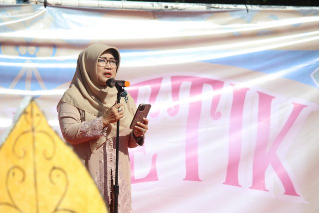 Wakil Kepala Sekolah Bidang Kesiswaan dan Kehumasan, Desi Purnama Kurniawati, S.Pd.,MM Memberikan Sambutan dalam Acara CAKRAPETIK 2025 Wakil Kepala Sekolah Bidang Kesiswaan dan Kehumasan, Desi Purnama Kurniawati, S.Pd.,MM Memberikan Sambutan dalam Acara CAKRAPETIK 2025
