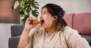 Hati-Hati Kolesterol Saat Lebaran, Ini Dia Solusi Natural yang Bisa Kamu Coba! ilustrasi makanan tinggi kolesterol saat Lebaran - sumber foto FREEPIK