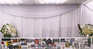 Perpisahan Penuh Gairah Musik: Peti Mati Ricky Siahaan Dihiasi Stiker Band, Bikin Haru Para Fans stiker band di peti mati Ricky Siahaan Seringai - sumber foto Instagram @revanbramadika