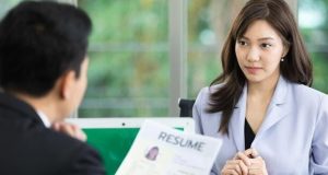 Bye-bye Batas Umur! Gubernur Khofifah Indar Parawansa Larang Diskriminasi Usia di Lowongan Kerja Bye-bye Batas Umur! Gubernur Khofifah Indar Parawansa Larang Diskriminasi Usia di Lowongan Kerja