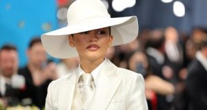 Zendaya Tampil Keren Banget di Met Gala 2025 dengan Setelan Serba Putih Rancangan Pharrell Williams