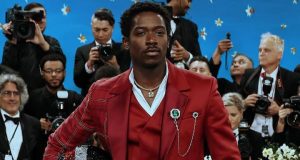 Damson Idris Curi Perhatian di Met Gala 2025, Tiba dengan Mobil Balap Demi Promosi Film “F1”!