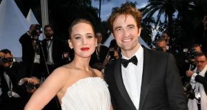 Jennifer Lawrence & Robert Pattinson Bikin Heboh Cannes Lewat Film “Die, My Love” – Dapat Standing Ovation 6 Menit!