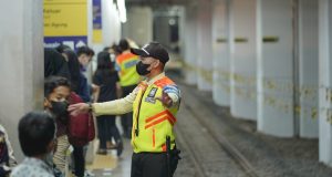 KAI Commuter Siagakan 124 Petugas di Tengah Aksi Ojek Online, Layanan KRL Tetap Normal KAI Commuter Siagakan 124 Petugas di Tengah Aksi Ojek Online, Layanan KRL Tetap Normal