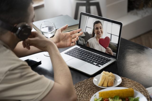 Ilustrasi Cowok vs Cewek: Siapa yang Lebih Tahan LDR? Ini Jawaban yang Mungkin Bikin Kamu Kaget!, Foto: Freepik Ilustrasi Cowok vs Cewek: Siapa yang Lebih Tahan LDR? Ini Jawaban yang Mungkin Bikin Kamu Kaget!, Foto: Freepik