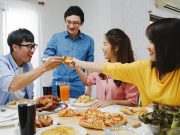 Lebih dari Sekadar Kenyang: Makan Bareng Bikin Kita Percaya Satu Sama Lain Ilustrasi Lebih dari Sekadar Kenyang: Makan Bareng Bikin Kita Percaya Satu Sama Lain, Foto: Freepik
