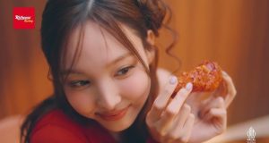 TWICE Gandeng Richeese Factory: Kolaborasi Lokal yang Bikin ONCE Indonesia Heboh! Kolaborasi TWICE Richeese Factory - sumber foto Youtube