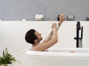 Keringetan Habis Mandi? Ternyata ini Penyebabnya! Keringetan Habis Mandi? Ternyata ini Penyebabnya!