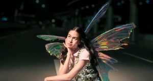 Maudy Ayunda Membawa Makna Baru Tentang Kesendirian Lewat Single dan Video Musik “Bulan, Bawa Aku Pulang” Maudy Ayunda Membawa Makna Baru Tentang Kesendirian Lewat Single dan Video Musik “Bulan, Bawa Aku Pulang”