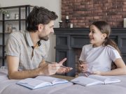 Obrolan Anak Perempuan dan Ayah: Kenapa Jadi Barang Mahal di Era Digital? Ilustrasi Obrolan Anak Perempuan dan Ayah: Kenapa Jadi Barang Mahal di Era Digital?, Foto: Freepik