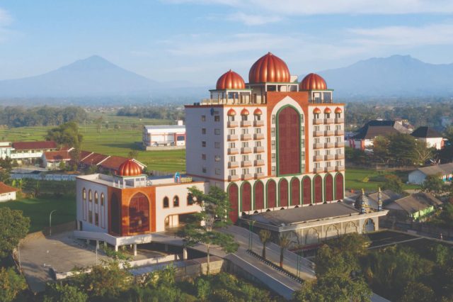 Hotel Al Hambra: Destinasi Liburan Idul Adha & Sekolah Paling Pas Buatmu!