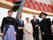 Saat HYDE Bertemu Vienna Boys’ Choir dan Presiden Austria, Ini yang Terjadi! HYDE Jelajahi Pavilion Austria dan Presiden Austria - sumber foto Instagram @hydeofficial