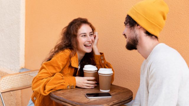 Ilustrasi Susah Setia? Ini Alasan Zodiak Udara Doyan Flirting Meski Nggak Niat Jatuh Cinta. Foto: Freepik. Ilustrasi Susah Setia? Ini Alasan Zodiak Udara Doyan Flirting Meski Nggak Niat Jatuh Cinta. Foto: Freepik.