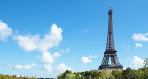 Cuaca Panas Ekstrem Ubah Bentuk Menara Eiffel Hingga 20 Sentimeter