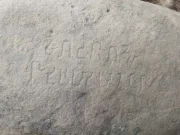 Batu Misterius 2,5 Ton di Tamansari Diduga Prasasti Sunda Kuno batu misterius Tamansari Bandung prasasti Sunda kuno - sumber foto Google