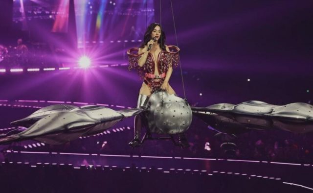 Katy Perry Hampir Jatuh dari Kupu-Kupu Raksasa Saat Konser, Tapi Tetap Tampil Profesional