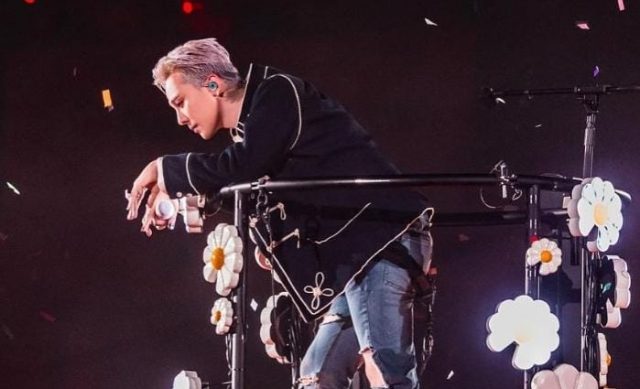 G-DRAGON Bagi-Bagi Perhiasan Mewah untuk Para Penari di Tur Dunia