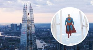 patung Superman The Shard promosi film DC terbar - sumber foto screenthrill
