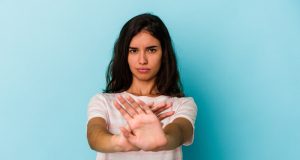 Berhenti Peduli, Mulai Bahagia: Ketika ‘Melepaskan’ Justru Jadi Bentuk Sayang pada Diri Sendiri Ilustrasi Berhenti Peduli, Mulai Bahagia: Ketika ‘Melepaskan’ Justru Jadi Bentuk Sayang pada Diri Sendiri - Foto: Freepik