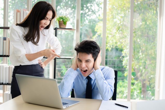 Ilustrasi Drama Kantor vs Drama Rumah: Kok Kamu Campur, Sih? - Foto: Freepik Ilustrasi Drama Kantor vs Drama Rumah: Kok Kamu Campur, Sih? - Foto: Freepik