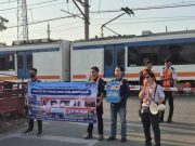 Jalur Rel Bukan Tempat Bermain: KAI Commuter Ajak Masyarakat Lebih Peduli Keselamatan Jalur Rel Bukan Tempat Bermain: KAI Commuter Ajak Masyarakat Lebih Peduli Keselamatan
