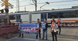 Jalur Rel Bukan Tempat Bermain: KAI Commuter Ajak Masyarakat Lebih Peduli Keselamatan Jalur Rel Bukan Tempat Bermain: KAI Commuter Ajak Masyarakat Lebih Peduli Keselamatan