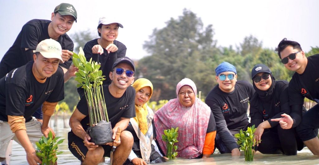 Selamatkan Pulau Pari, Aryaduta Menteng Tanam 1.000 Mangrove Bersama Penjaga Laut