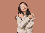 Self-Healing Dulu, Pacaran Nanti: Kenapa Berdamai dengan Diri Sendiri Itu Wajib Sebelum Jadian? Ilustrasi Self-Healing Dulu, Pacaran Nanti: Kenapa Berdamai dengan Diri Sendiri Itu Wajib Sebelum Jadian? - Foto: Freepik