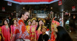 Upacara HUT ke-80 RI, Menteri Pariwisata Sematkan Tanda Kehormatan bagi Sejumlah Pegawai Kemenpar Upacara HUT ke-80 RI, Menteri Pariwisata Sematkan Tanda Kehormatan bagi Sejumlah Pegawai Kemenpar