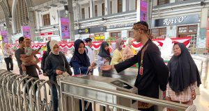 Efek Tarif Rp80 di Hari Kemerdekaan Jumlah Pengguna Commuter Line Jabodetabek Tembus 770 Ribu Efek Tarif Rp80 di Hari KemerdekaanJumlah Pengguna Commuter Line Jabodetabek Tembus 770 Ribu