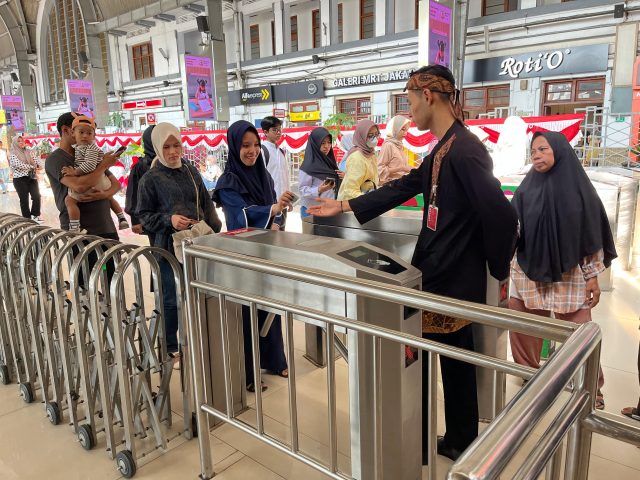 Efek Tarif Rp80 di Hari KemerdekaanJumlah Pengguna Commuter Line Jabodetabek Tembus 770 Ribu Efek Tarif Rp80 di Hari KemerdekaanJumlah Pengguna Commuter Line Jabodetabek Tembus 770 Ribu