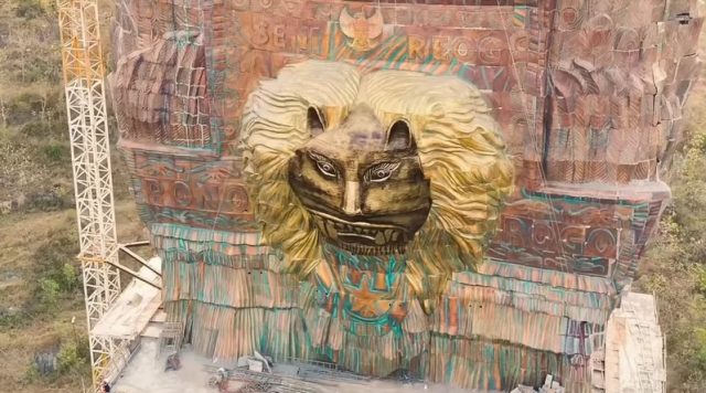 Monumen Reog Ponorogo panel kepala merak - sumber foto @briananda26 via Instagram