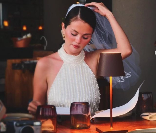 Selena Gomez Gelar Pesta Lajang Seru di Pantai Meksiko Jelang Menikah dengan Benny Blanco Selena Gomez Gelar Pesta Lajang Seru di Pantai Meksiko Jelang Menikah dengan Benny Blanco