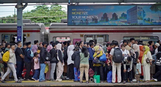 Commuter Line Jadi Transportasi Publik Favorit, Pengguna Naik 36 Persen Usai WFH Jakarta Commuter Line Jadi Transportasi Publik Favorit, Pengguna Naik 36 Persen Usai WFH Jakarta