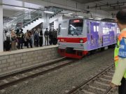 Commuter Line Beroperasi Normal di Tengah Aspirasi Massa, KAI Tambah Petugas di Stasiun Ramai Commuter Line Beroperasi Normal di Tengah Aspirasi Massa, KAI Tambah Petugas di Stasiun Ramai