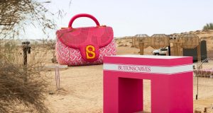 Buttonscarves Ubah Padang Pasir Dubai Jadi Runway Ikonik Dunia