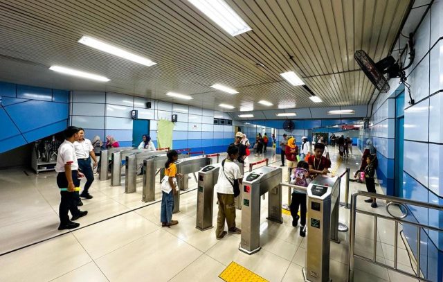 Perayaan Maulid Nabi Picu Lonjakan Penumpang di Stasiun Juanda, KAI Commuter Ambil Langkah Antisipasi Perayaan Maulid Nabi Picu Lonjakan Penumpang di Stasiun Juanda, KAI Commuter Ambil Langkah Antisipasi