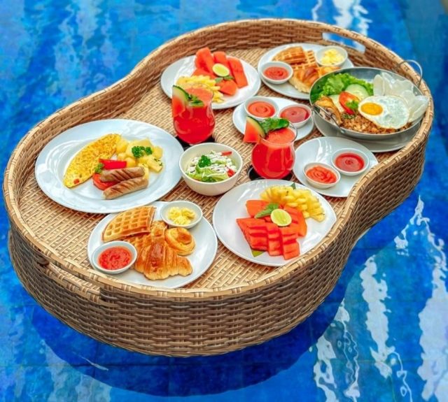 Swiss-Belexpress Kuta Hadirkan Sensasi Floating Breakfast yang Instagramable Swiss-Belexpress Kuta Hadirkan Sensasi Floating Breakfast yang Instagramable