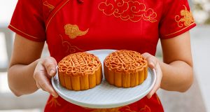 Ini Yang Kamu Mesti Tau Mengenai Mooncake! Tradisi dari Negeri China yang Jadi Simbol Kebersamaan ilustrasi wanita memegang mooncake - sumber foto Istimewa