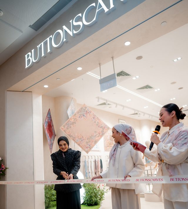 Buttonscarves hadir Jewel Changi Airport Singapore - sumber foto Buttonscarves Buttonscarves hadir Jewel Changi Airport Singapore - sumber foto Buttonscarves