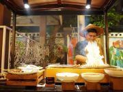 Sunlake Resort Hadirkan AYCE Seafood di “Kampung Nelayan” Live Cooking neka hidangan seafood saat peluncuran Kampung Nelayan Saturday Barbeque di Sunlake Waterfront Resort & Convention, Sabtu (11/10).