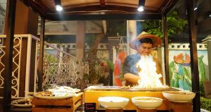 Live Cooking neka hidangan seafood saat peluncuran Kampung Nelayan Saturday Barbeque di Sunlake Waterfront Resort & Convention, Sabtu (11/10).