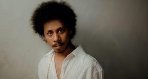 Raim Laode Rilis “Pergilah Kasih”, Interpretasi Baru dari Lagu Legendaris Raim Laode, Pergilah Kasih, lagu legendaris Indonesia, Chrisye, D’MASIV, city pop, musik Indonesia, cover lagu, Komang Raim Laode