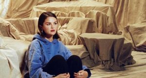 Selena Gomez Rilis Music Video “In The Dark,” Soundtrack Emosional untuk Serial Netflix Nobody Wants This Season 2 Selena Gomez Rilis Music Video “In The Dark,” Soundtrack Emosional untuk Serial Netflix Nobody Wants This Season 2