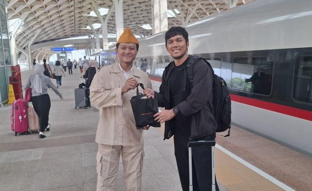 Suasana Nasionalisme Warnai Stasiun Whoosh, KCIC Ajak Penumpang Rayakan Sumpah Pemuda Suasana Nasionalisme Warnai Stasiun Whoosh, KCIC Ajak Penumpang Rayakan Sumpah Pemuda