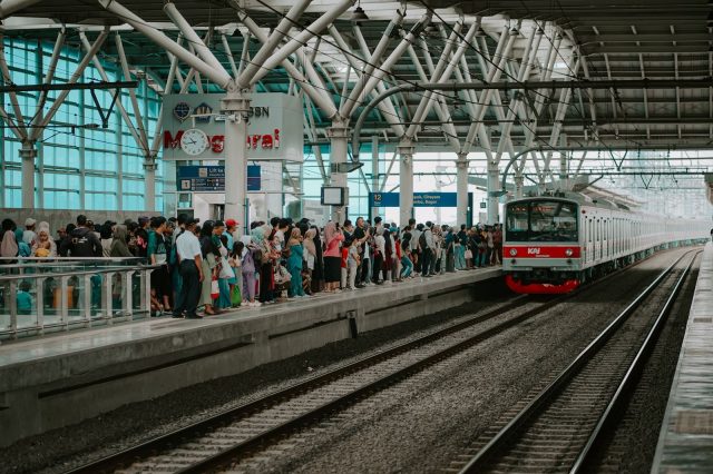 Minggu Pagi Stasiun di Sekitar Kawasan Monas Dipadati Pengguna, KAI Commuter Lakukan Antisipasi Kepadatan yang Akan Menuju Perayaan HUT TNI